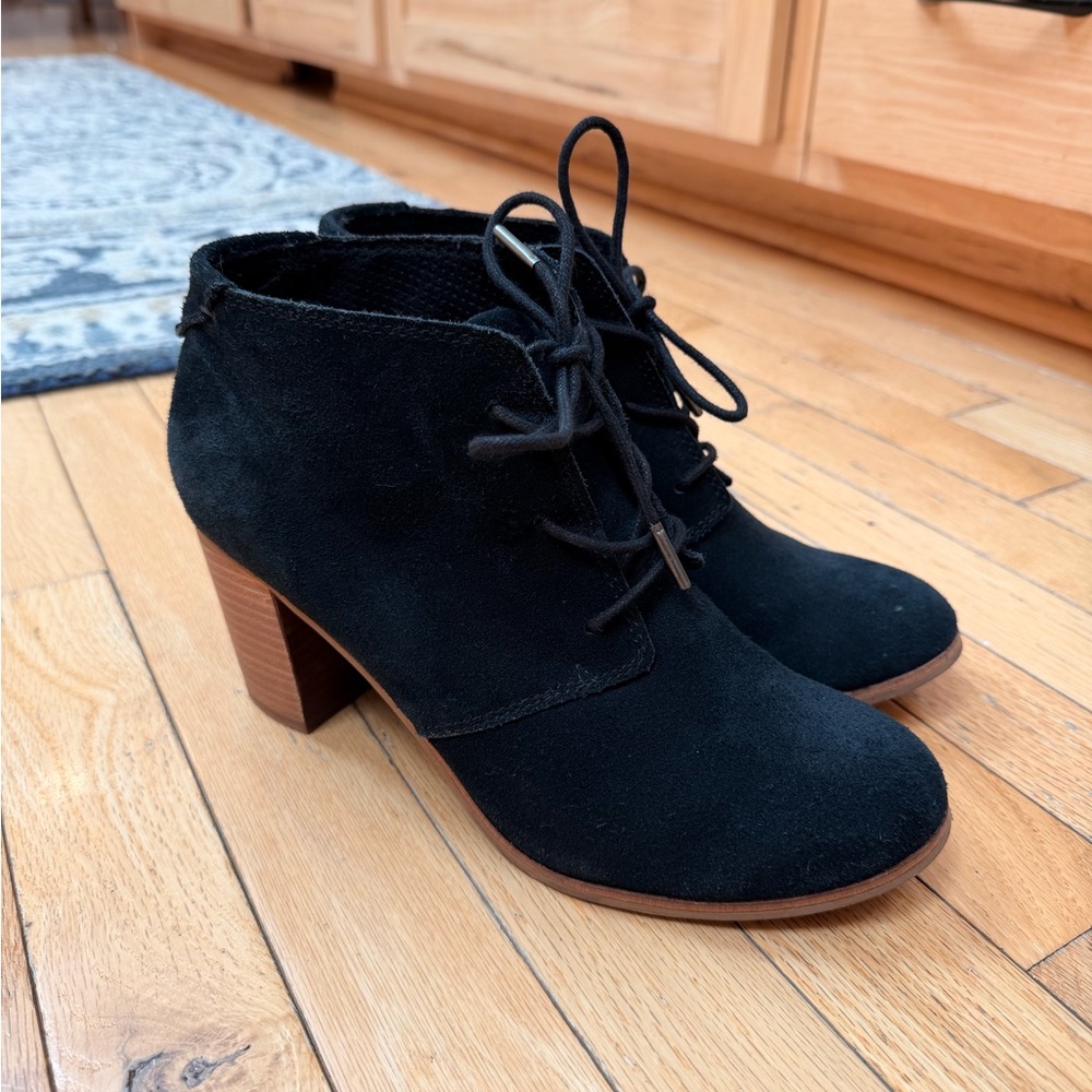 Tom’s Lace Up Black Suede Ankle Boots